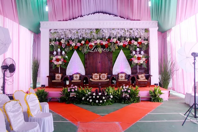 Pelaminan pernikahan adat jawa gebyog gebyok modern